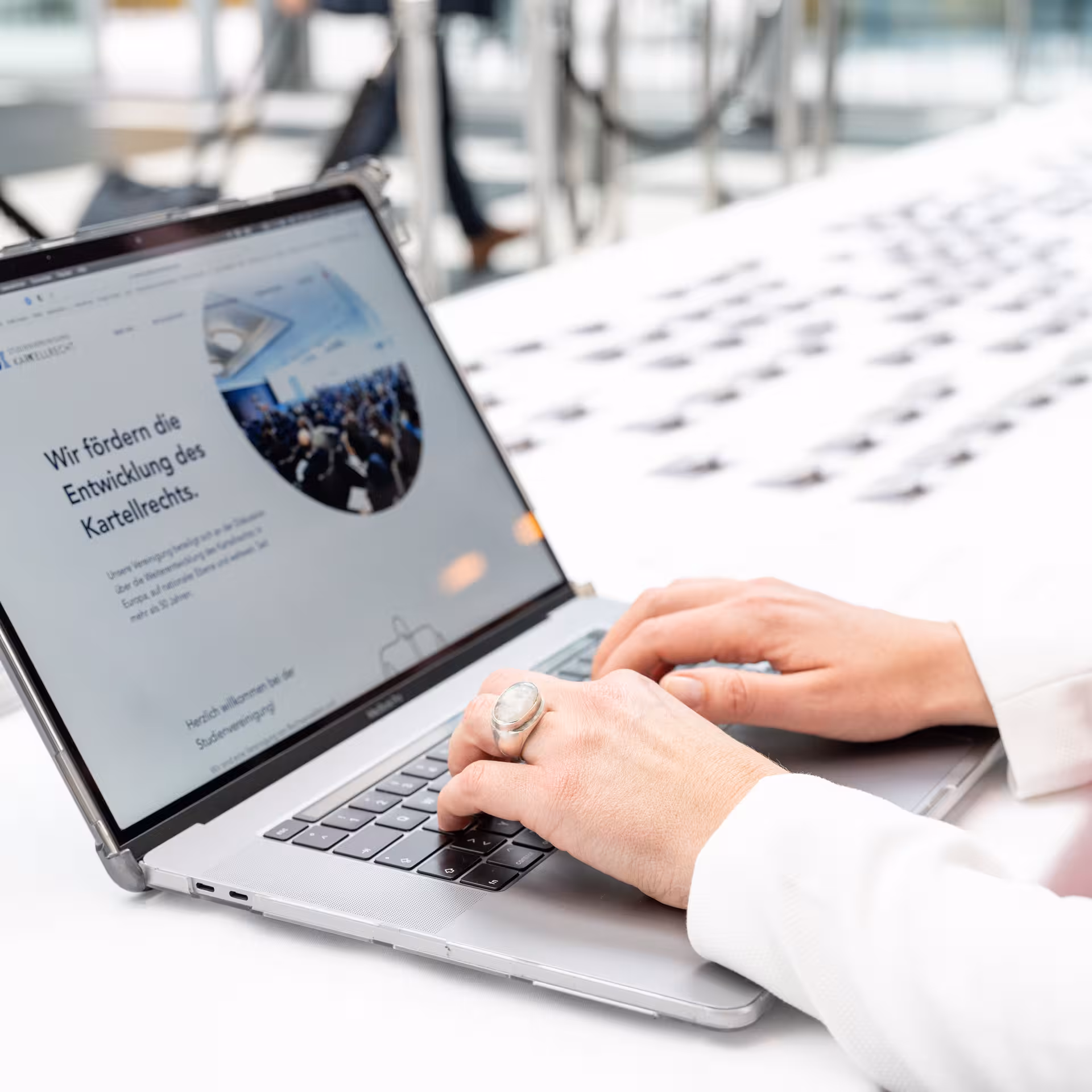 Hände auf einer Laptoptastatur