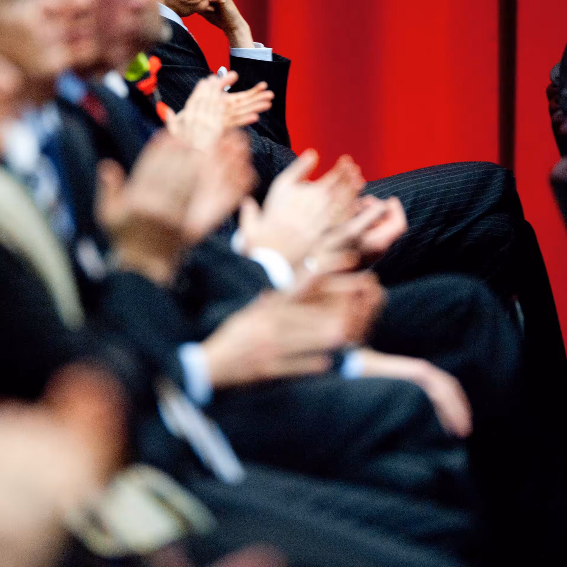 Tagungsteilnehmer klatschen Beifall